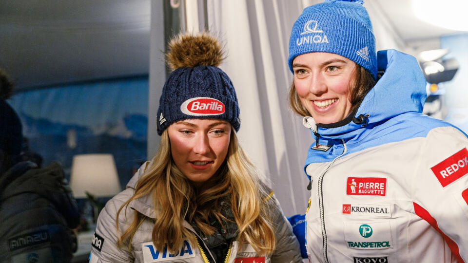 Na snímke Mikaela Shiffrin a Petra Vlhová počas žrebovania štartových čísiel pred utorňajším slalomom Svetového pohára v alpskom lyžovaní žien v rakúskom Flachau.