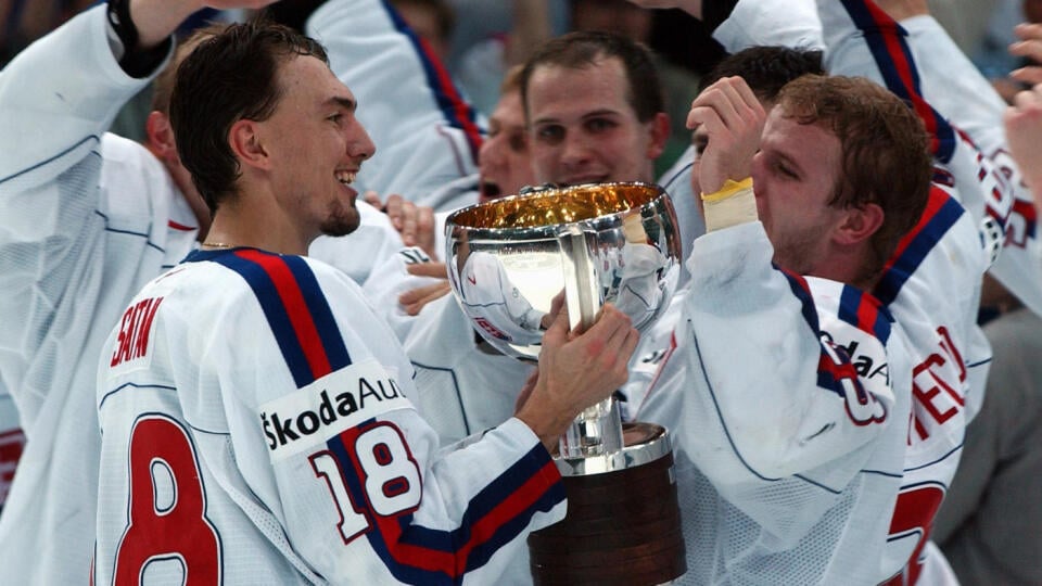 Slovenskí hokejisti po víťazstve vo finále MS v roku 2002.