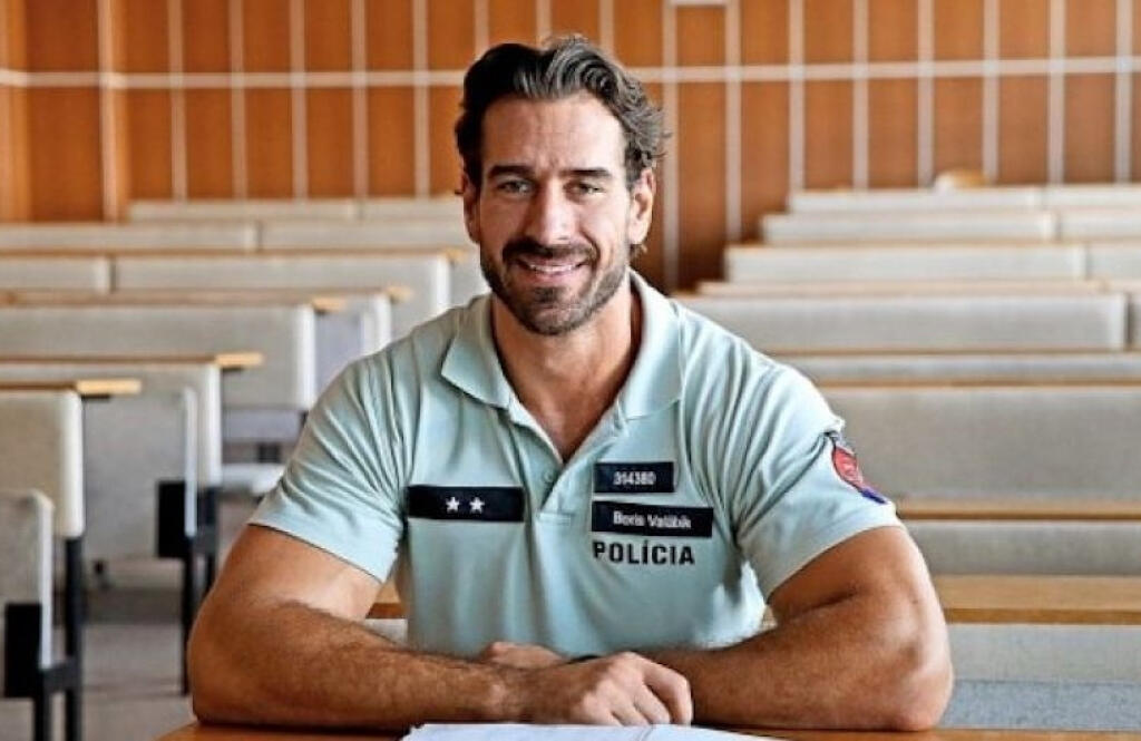 Bývalý hokejový reprezentant Boris Valábik v policajnej uniforme