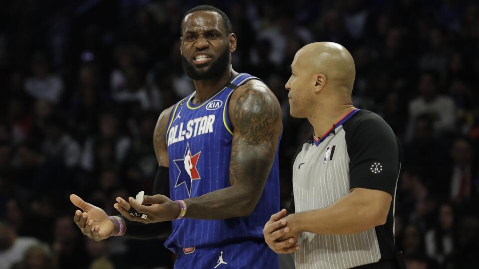 MIK 2 Chicago - Na snímke hráč Los Angeles LeBron James (vľavo) hovorí s rozhodcom počas Zápasu hviezd zámorskej basketbalovej NBA v Chicagu 17. februára 2010. FOTO TASR/AP

LeBron James of the Los Angeles Lakers argues a call during the second half of the NBA All-Star basketball game Sunday, Feb. 16, 2020, in Chicago. (AP Photo/Nam Huh)