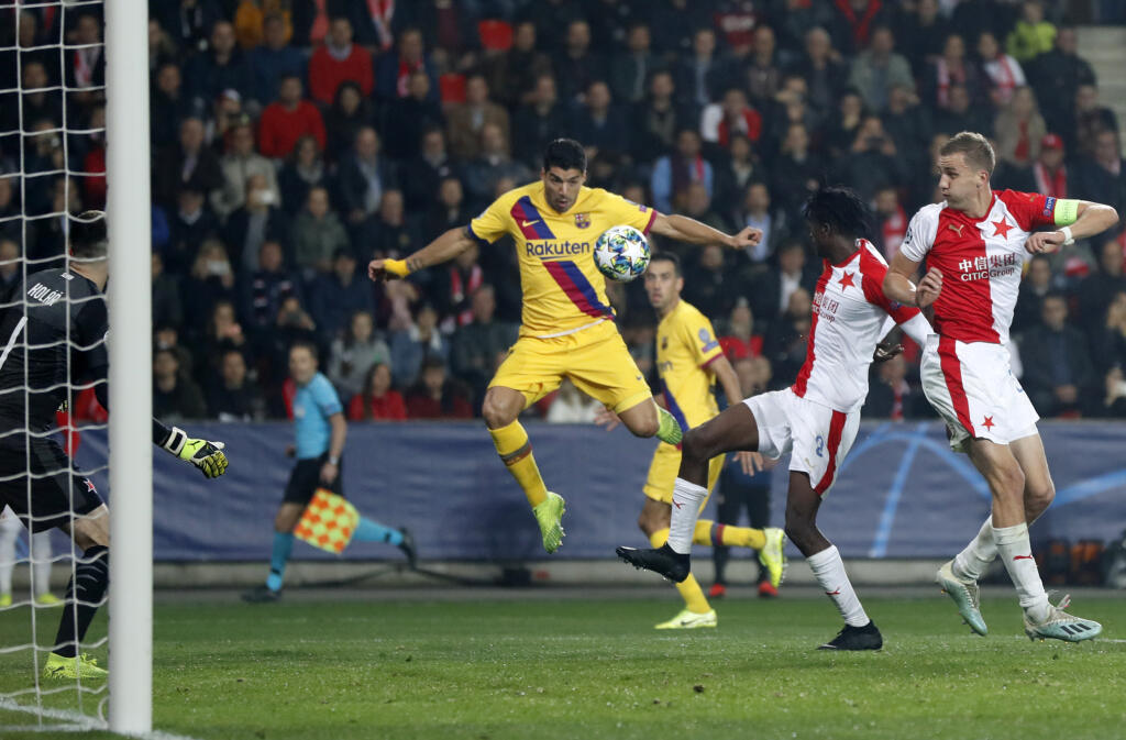 KK14 Praha - Hráč Slavie Praha Peter Olayinka (druhý vpravo) strieľa vlastný gól v zápase F-skupiny 3. kola skupinovej fázy Ligy majstrov Slavia Praha - FC Barcelona v Prahe 23. októbra 2019. FOTO TASR/AP
Slavia's Peter Olayinka, second right, scores an own goal past his goalkeeper during the Champions League group F soccer match between Slavia Praha and FC Barcelona at the Sinobo stadium in Prague, Czech Republic, Wednesday, Oct. 23, 2019. (AP Photo/Petr David Josek)