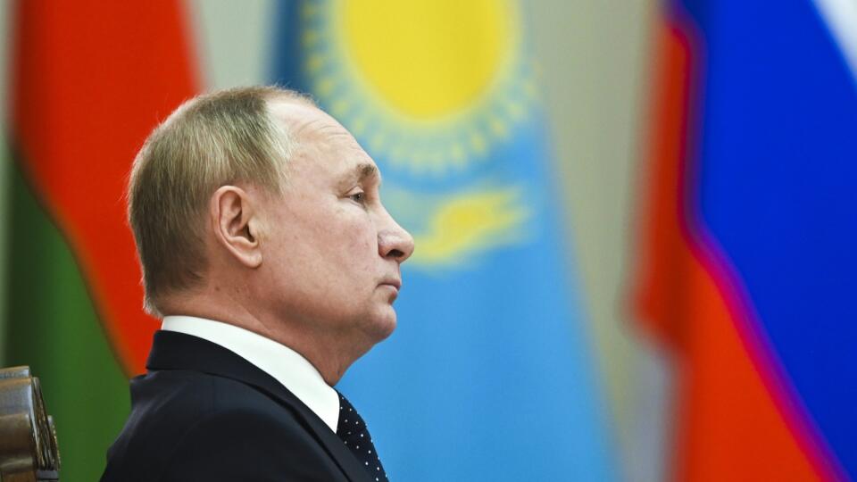 JB 28 Petrohrad - Ruský prezident Vladimir Putin počas stretnutia s lídrami SNŠ v rámci neformálneho summitu Spoločenstva nezávislých štátov (SNŠ) v meste Strelna pri Petrohrade 28. decembra 2021. FOTO TASR/AP
Russian President Vladimir Putin attends a meeting of Presidents of ex-Soviet nations which are members of the Commonwealth of Independent States, at Konstantin Palace in Strelna, outside St. Petersburg, Russia, Tuesday, Dec. 28, 2021. (Yevgeny Biyatov, Sputnik, Kremlin Pool Photo via AP)