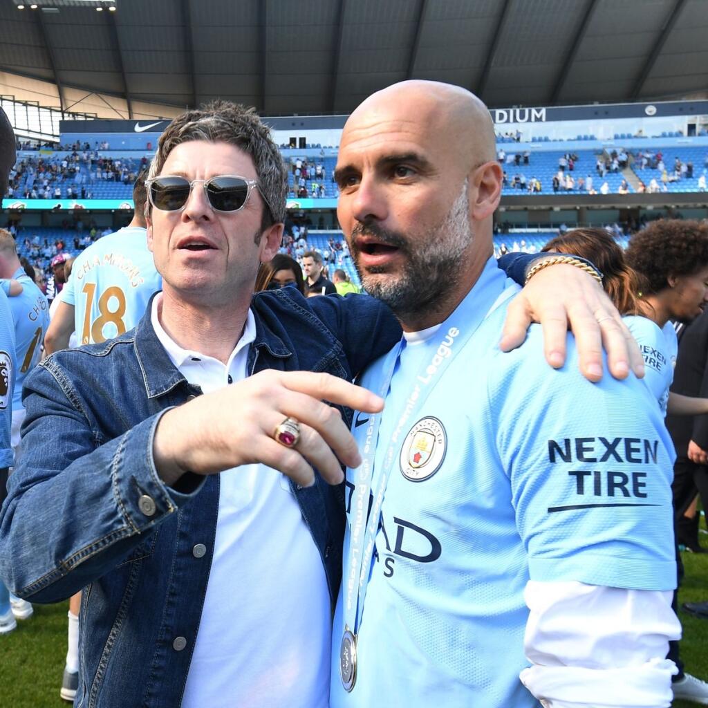 Noel Gallagher z Oasis a manažér Manchestru City Pep Guardiola pri oslavách majstrovského titulu v roku 2018.