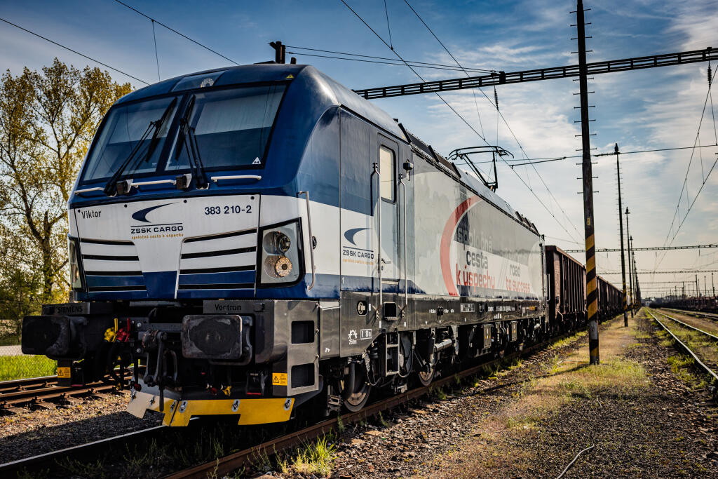 Na ilustračnej snímke viacsystémový elektrický rušeň Siemens Vectron 383 210-2 využívaný v ZSSK Cago.