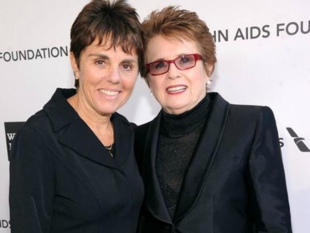 Billie Jean Kingová (USA) Americká tenistka bola v máji 1981 prvou profesionálnou športovkyňou, ktorá sa priznala, že má homosexuálnu orientáciu. Sama to o sebe zistila až v čase, keď bola vydatá za tenistu Larryho Kinga, rozviedli sa o šesť rokov neskôr. Medzitým absolvovala poriadne drahý súd o majetok s milenkou Marilyn Barnettovou. Dvanásťnásobná grandslamová šampiónka žije s dlhoročnou partnerkou Ilanou Klossovou.
