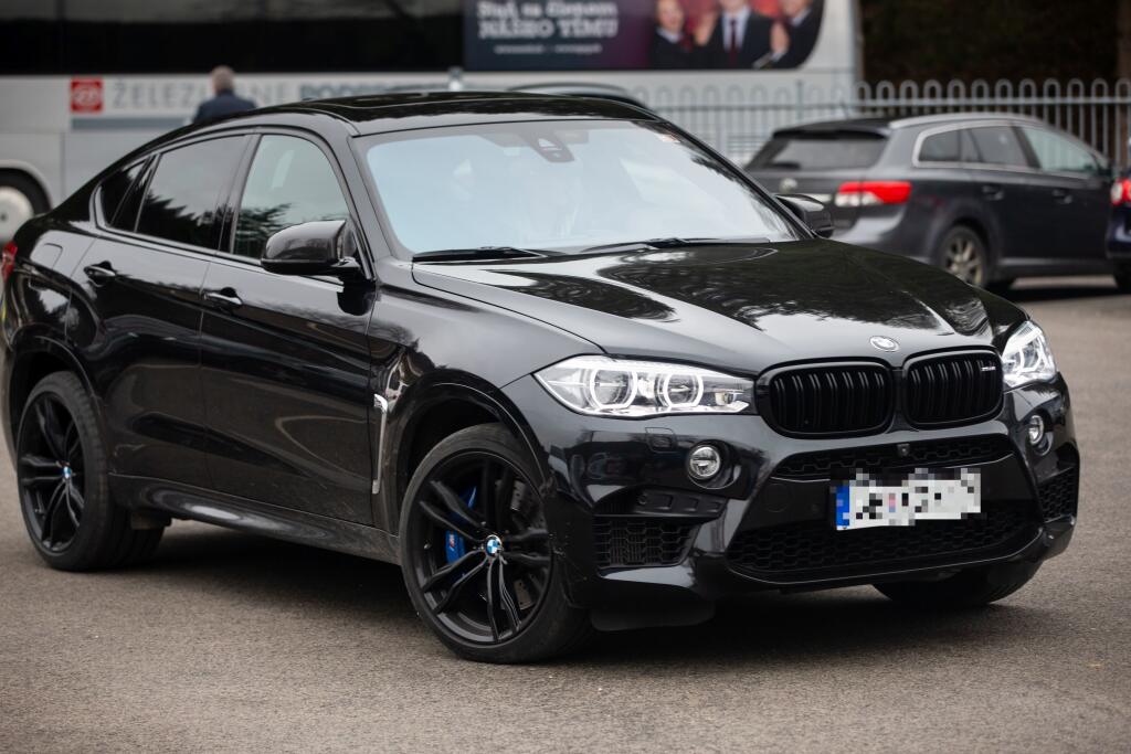 Na tréningy do Podbrezovej sa Marek na jar vozil na BMW X6 M. Cena auta začína na 95-tisíc eur.