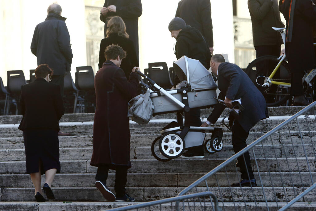 Podľa fotografií to medzi Saganovcami škrípalo už na návšteve Vatikánu.