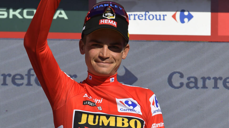 JB 85 Lekunberri - Americký cyklista Sepp Kuss, celkový líder pretekov máva na pódiu po skončení nedeľňajšej 15. etape 78. ročníka cyklistických pretekov Vuelta a Espana na trati Pamplona - Lekunberri, dlhej 158,5 km v španielskom meste Lekunberri 10. septembra 2023. FOTO TASR/AP
Team Jumbo Visma's race leader Sepp Kuss waves to the fans after the thirteenth stage of La Vuelta between Pamplona and Lekunberri, 158,5 km (98.4 miles) in Pamplona, northern Spain, Sunday Sept. 10, 2023. (AP Photo/Al