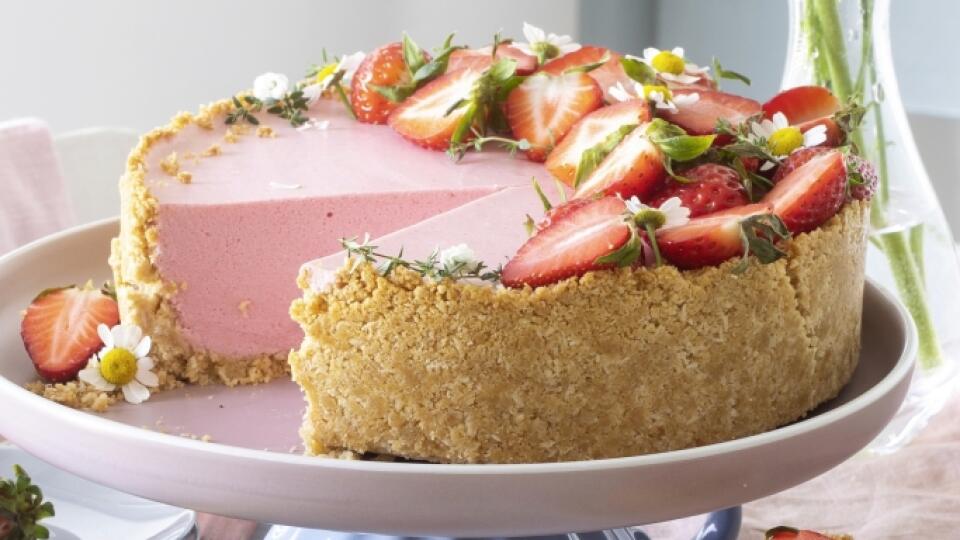 JAHODOVO-
-REBARBOROVÝ
CHEESECAKE
S TYMIANOM