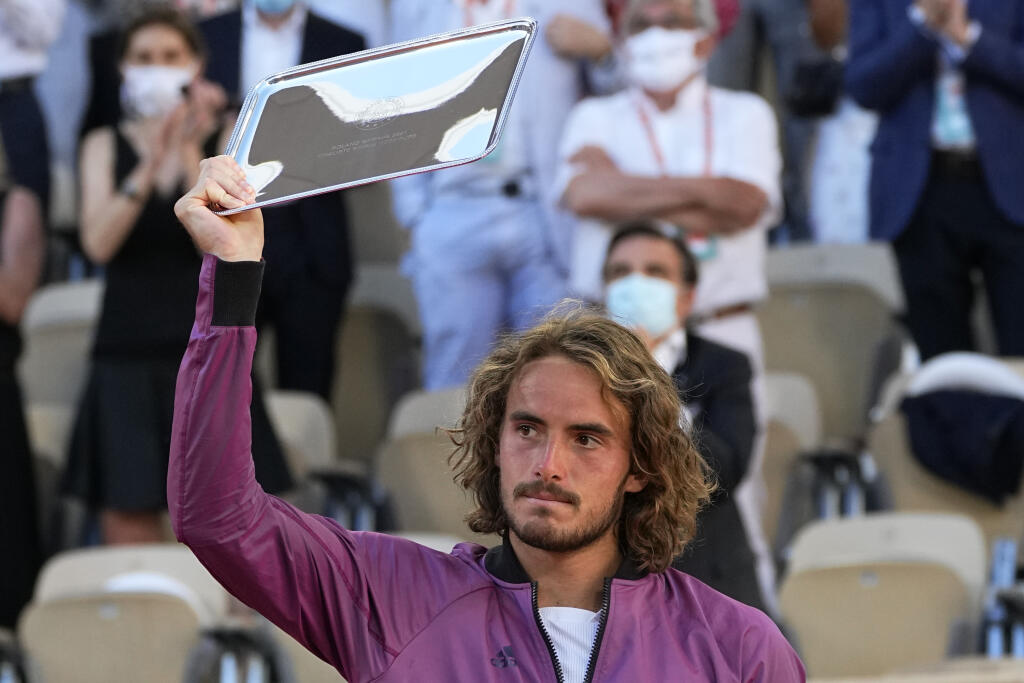 WA 110 Paríž - Grécky tenista Stefanos Tsitsipas pózuje s trofejou po prehre proti Srbovi Novakovi Djokovičovi vo finále mužskej dvojhry na grandslamovom turnaji Roland Garros v Paríži 13. júna 2021. Djokovič vyhral 6:7, 2:6, 6:3, 6:2, 6:4 a získal celkovo devätnásty grandslamový titul, druhý na Roland Garros. Prvý titul na parížskej antuke vyhral v roku 2016. FOTO TASR/AP
Stefanos Tsitsipas of Greece shows his trophy after losing to Serbia's Novak Djokovic in their final match of the French Op