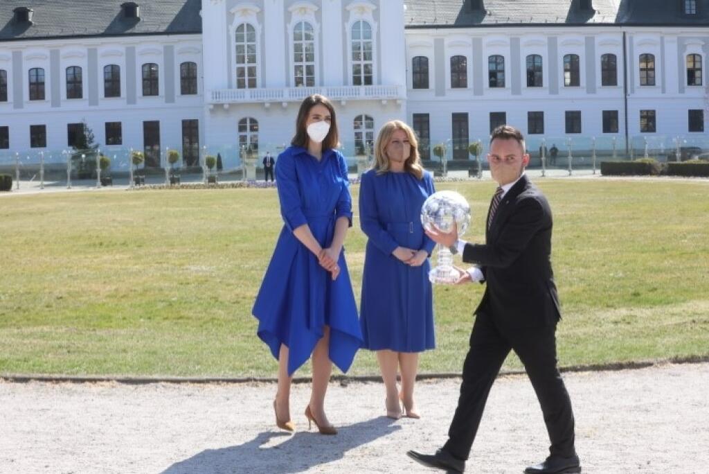 Petra Vlhová a prezidentka Zuzana Čaputová sa spoločne prešli aj po záhrade.