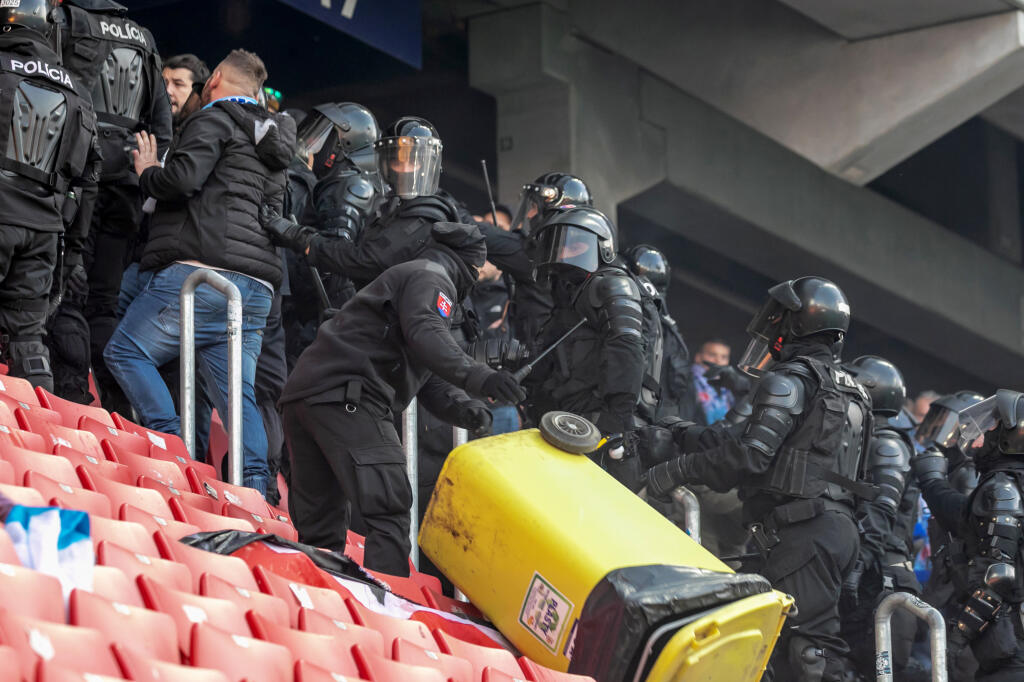 Polícia musela vypratať sektor fanúšikov Slovana.