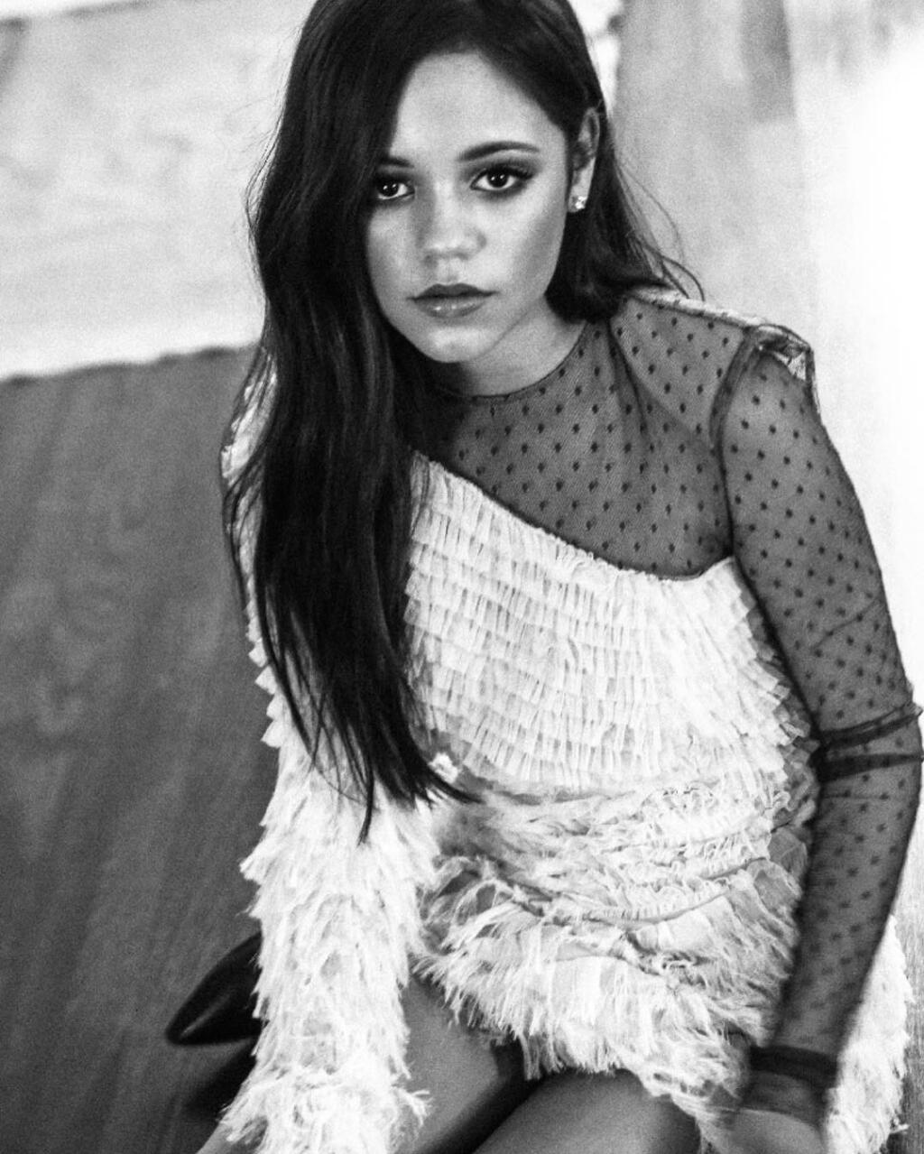 V hlavnej úlohe zažiarila len 20-ročná americká herečka Jenna Ortega, ktorá presvedčivo stvárnila večne zamračenú, temnú a v čiernych šatách odetú Wednesday s jej typicky zapletenými vrkočmi. Pre Jennu Ortegu, hviezdu najrozšírenejšieho filmového žánru roku 2022: hororu, to bol pekelný rok.