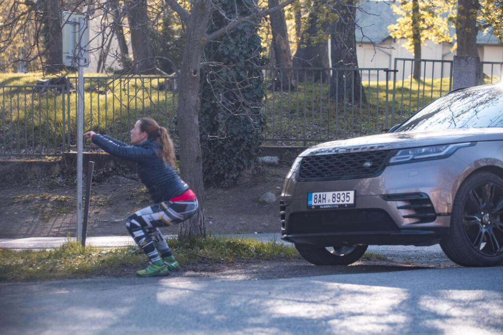 Herečka Diana Mórová na prechádzke v Horskom parku sa precvičuje pred svojim autom