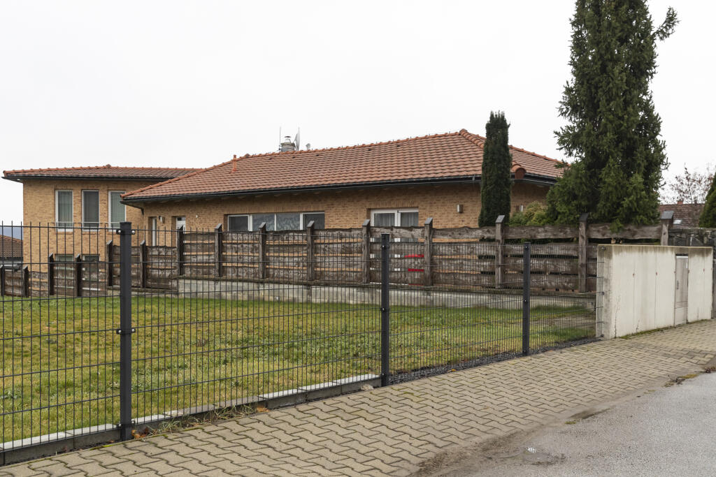 Dnes dom, ktorý už štyri roky patrí bývalej misske, vyzerá takto. Za tie roky tuje na pozemku poriadne vyrástli a z ulice si ho poriadne ani nevšimnete.
