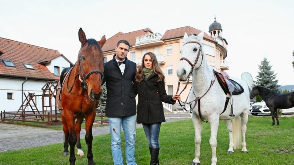 Hlavní hrdinovia budú zväčša v sedle. Ján Dobrík (29) ako Adam a Monika Šagátová (22) ako Hana.