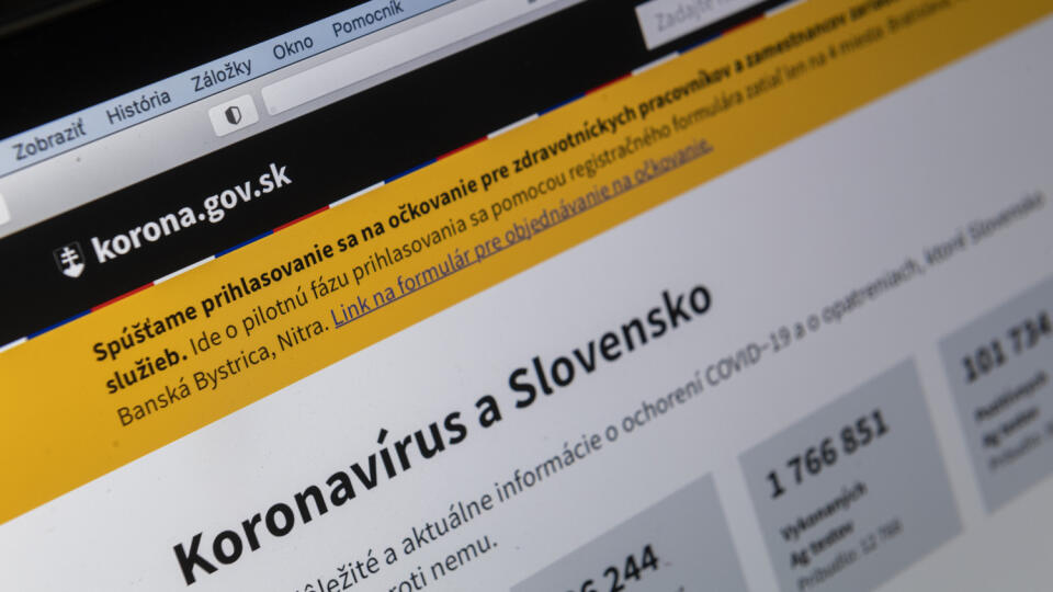 Ministerstvo zdravotníctva SR sprístupnilo 2. januára 2021 na stránke korona.gov.sk online registračný formulár na očkovanie proti ochoreniu COVID-19. Formulár je v tejto chvíli prístupný pre všetkých zdravotníckych pracovníkov. Na snímke webová stránka korona.gov.sk s výzvou na očkovanie proti ochoreniu COVID-19 pre zdravotníkov, v Bratislave 2. januára 2021. FOTO TASR - Jaroslav Novák