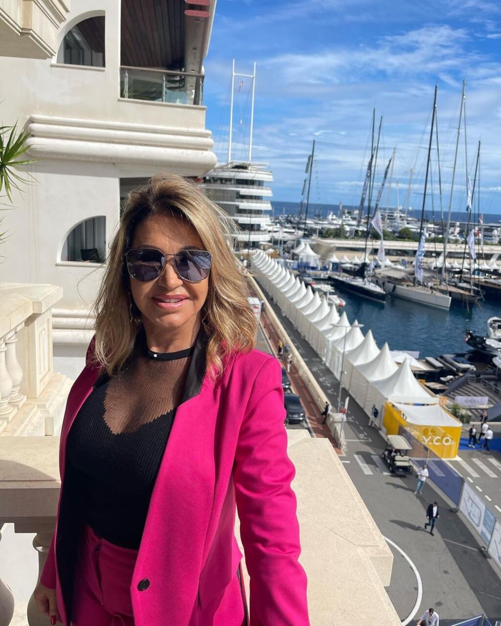 Carmen Geiss (57) doteraz pútala pozornosť svojou dlhou blond hrivou, no teraz sa manželka milionára rozhodla počas návštevy kaderníka zmeniť svoj štýl. Fanúšikov na sociálnej sieti instagram prekvapila radikálnou premenou, keď si nechala ostrihať svoje dlhé vlasy.