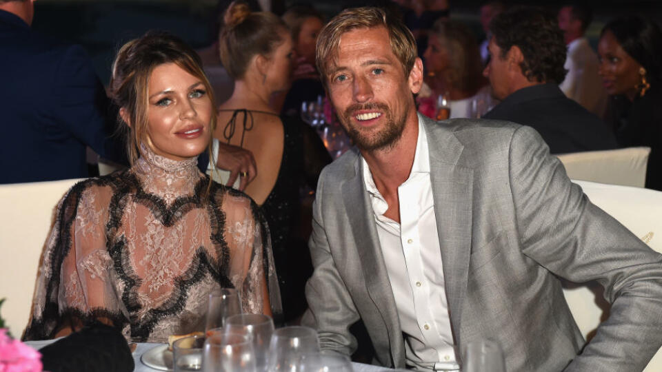 Peter Crouch so svoji sexi manželkou, s ktorou má dve dcéry a jedného syna. Modelka Abbey Clancy však priznala, že počas karantény často siahla po poháriku s alkoholom.