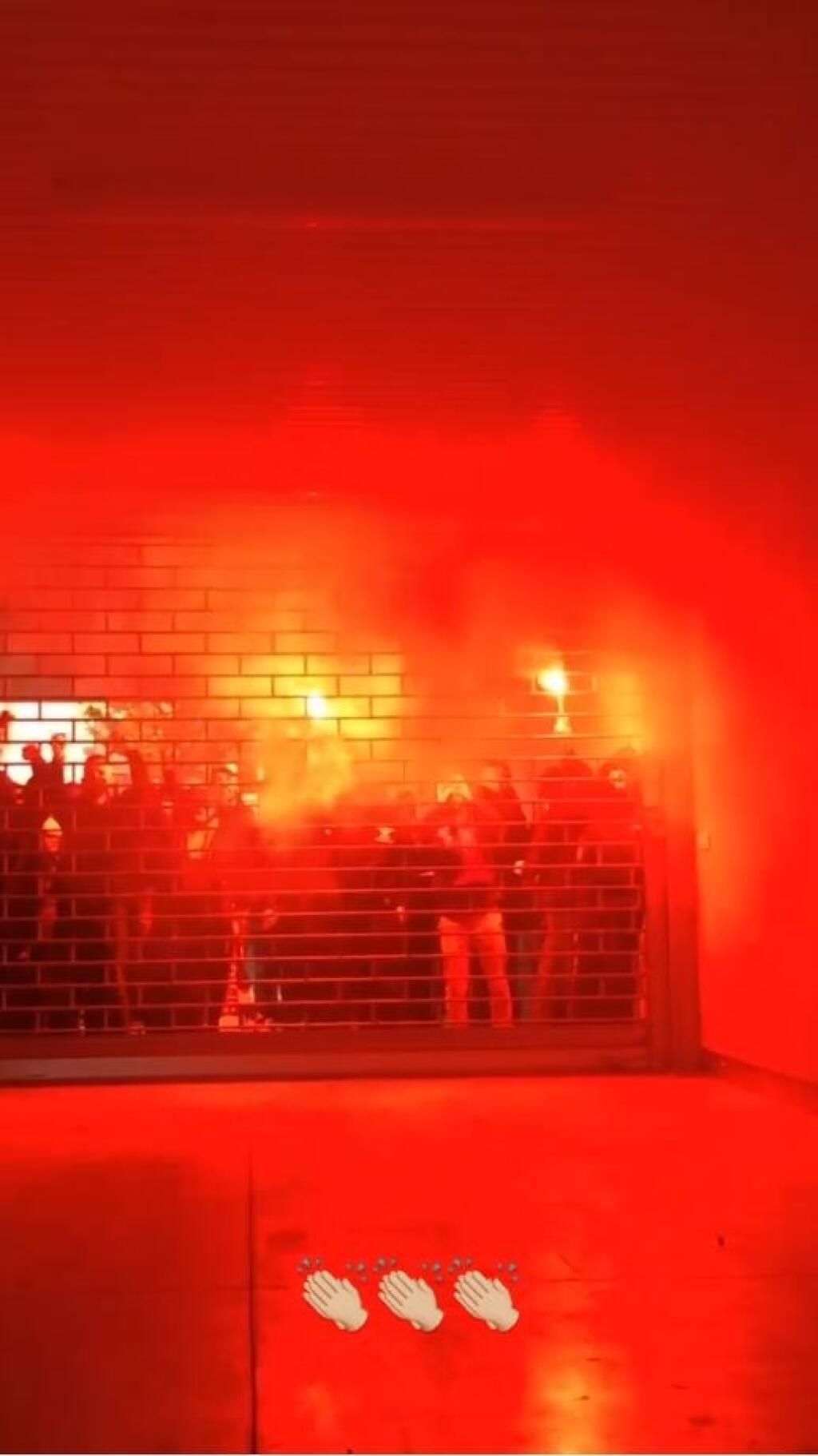 Hoci fanúšikovia sa na tribúny nedostali, ani to nebránilo im a hráčom v pozápasovej ďakovačke.