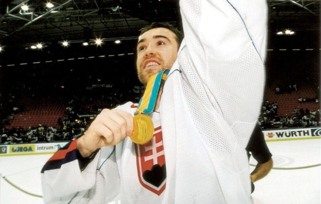 Zláta medaila z MS 2002. Na víťazný gól Petra Bondru vo finále proti Rusom prihrával práve Pálffy.