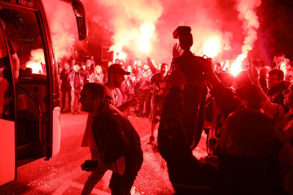 Hráči Slovana Bratislava oslavujú po získaní rekordného deviateho titulu v Tipos extralige.