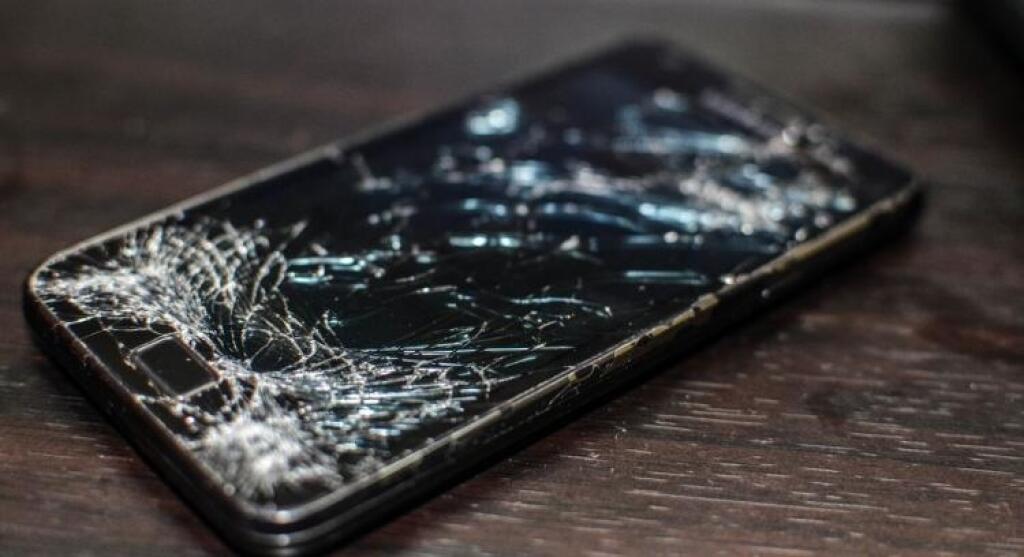 Koľko stojí oprava rozbitého displeja na Galaxy S8 či iPhone 7 a prečo to zamrzí