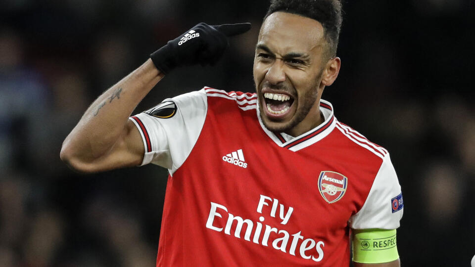 JB 46 Londýn - Hráč Arsenalu Pierre-Emerick Aubameyang oslavuje úvodný gól do bránky Frankfurtu vo futbalovom zápase 5. kola skupinovej fázy Európskej ligy F-skupiny Arsenal Londýn - Eintracht Frankfurt v Londýne 28. novembra 2019. FOTO TASR/AP
Arsenal's Pierre-Emerick Aubameyang celebrates after scoring the opening goal during the Europa League Group F soccer match between Arsenal and Eintracht Frankfurt at the Emirates Stadium, in London, Thursday, Nov. 28, 2019. (AP Photo/Matt Dunham)