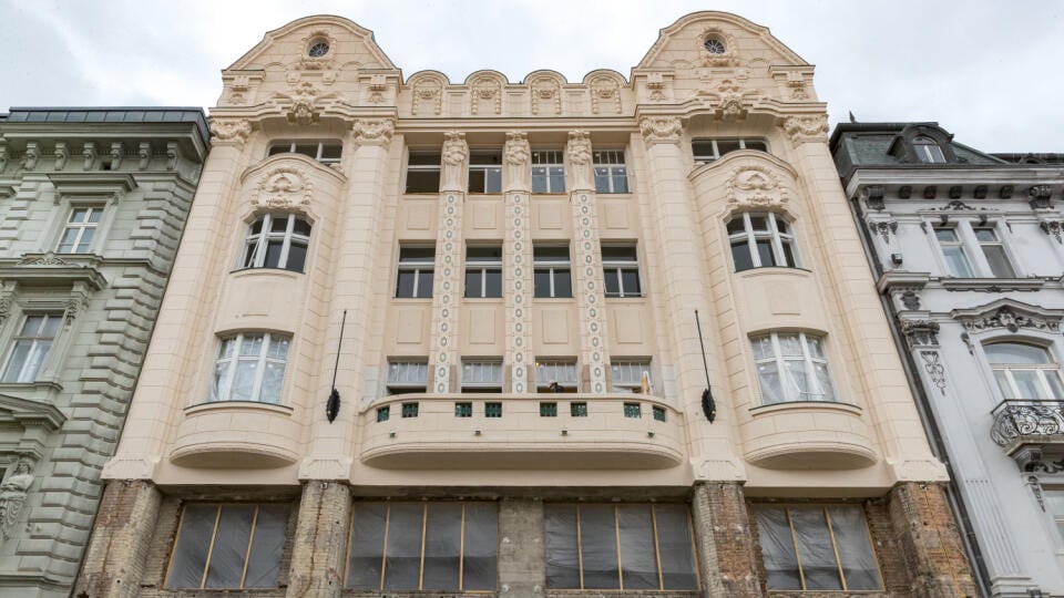 Reštaurovanie historickej budovy v centre Bratislavy na Hlavnom námestí, ktorá je známa najmä pre kaviareň v prízemí. Roland café bola zničená požiarom a značne poškodená bola aj fasáda budovy.