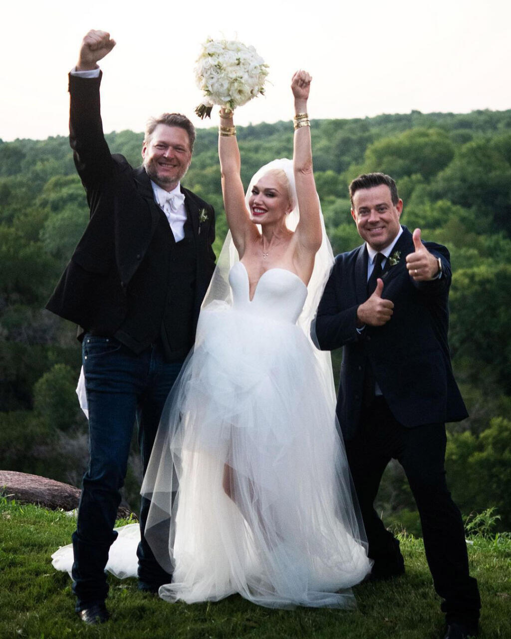 Dvojicu zosobášil ich blízky priateľ a kolega z brandže Carson Daly.