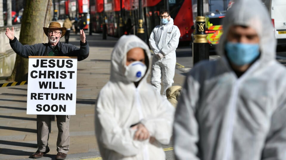 Britskí odborníci sa domnievajú, že s koronavírusom budú v ostrovnom kráľovstve bojovať v najhoršom možnom prípade až do budúcej jari.