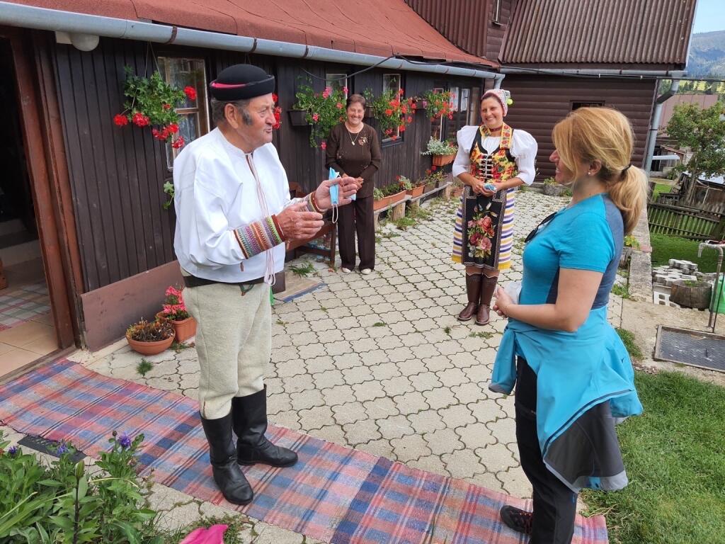 Prezidentka Zuzana Čaputová je známa aj tým, že chodí medzi bežných ľudí a rada sa s nimi rozpráva. Takto si užila návštevu obce Šumiac.