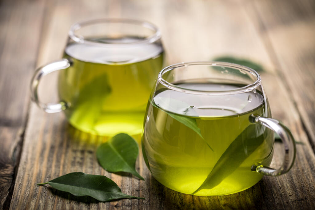Fresh,Green,Tea,With,Tea,Leaves,In,The,Water