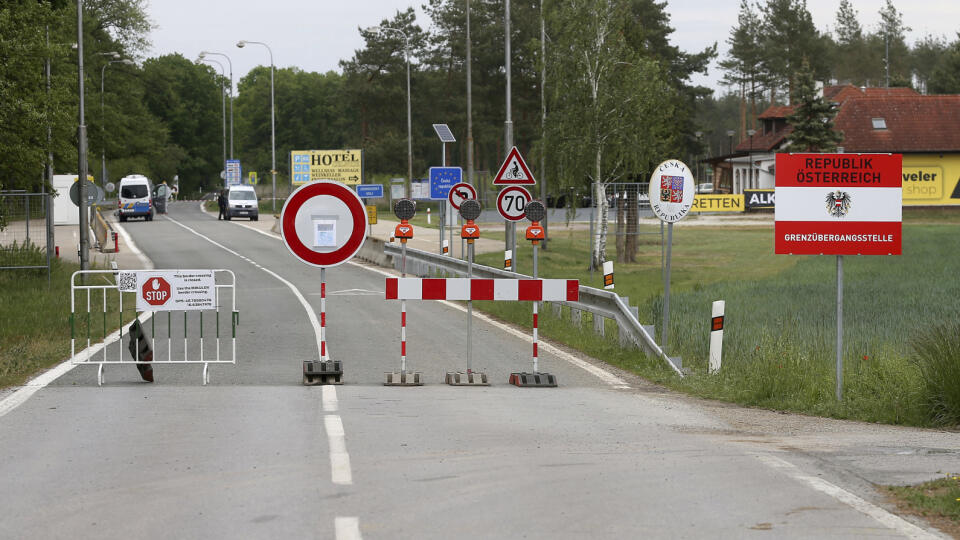 Na snímke uzavretá hranica z Rakúska do Českej republiky 13. mája 2020 neďaleko rakúskeho Reinthalu.