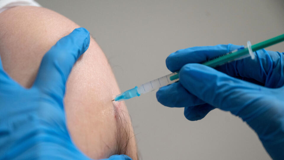 KK26 Štuttgart - Na archívnej snímke z 15. apríla 2021 očkovanie vakcínou spoločnosti Moderna proti ochoeniu Covid-19 v Štuttgarte. Americká farmaceutická spoločnosť Moderna zvýši celosvetovú produkciu svojej protikoronavírusovej vakcíny: v roku 2022 plánuje vyrobiť až tri miliardy dávok. FOTO TASR/DPA
ARCHIV - 15.04.2021, Baden-Württemberg, Stuttgart: Ein Mitarbeiter des Impfzentrums des Klinikum Stuttgart impft eine Person mit einer Impfdosis des Impfstoffes Moderna. (zu dpa: «SPD bemängelt un