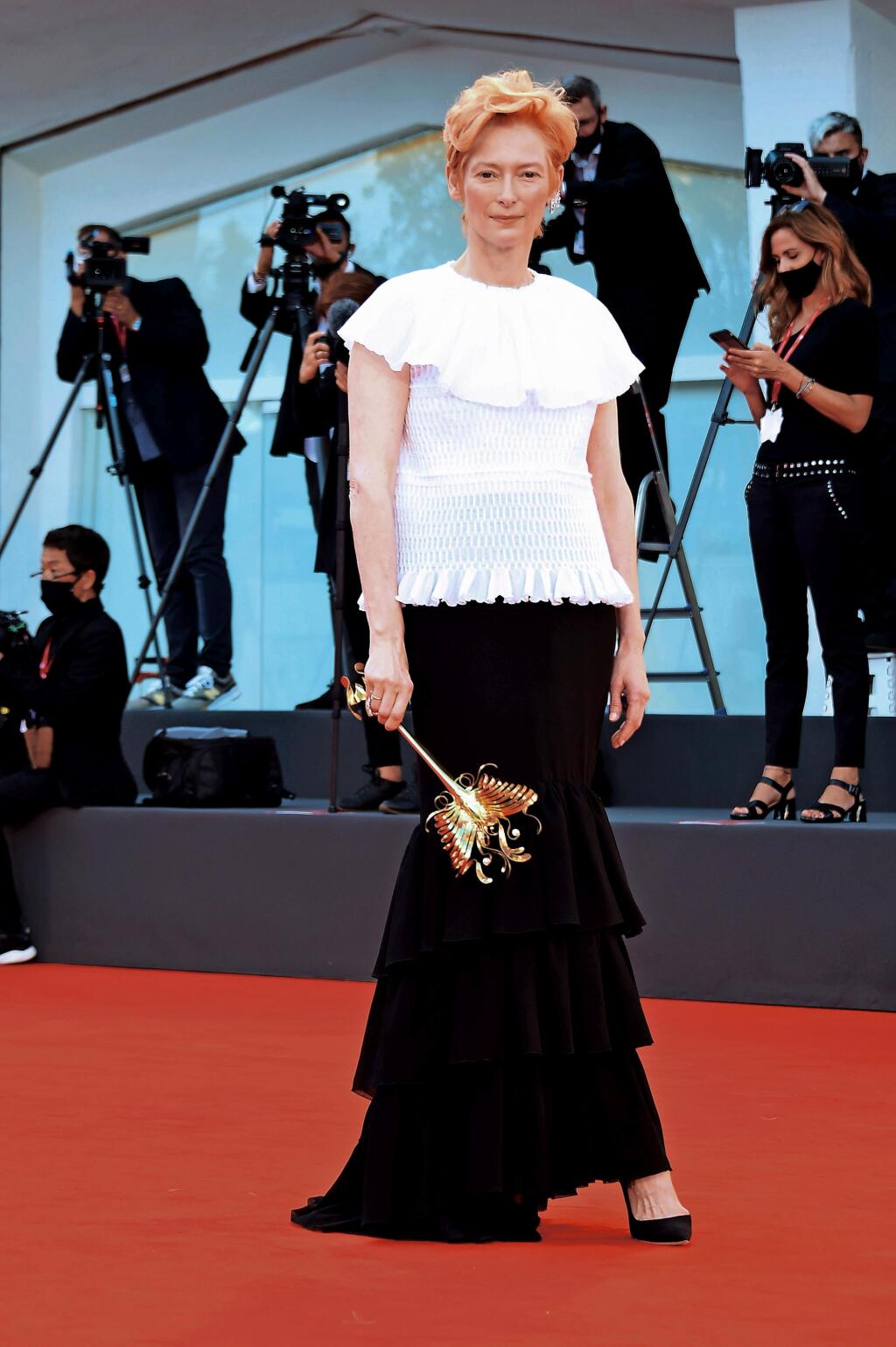 Haute Couture: Škótska herečka Tilda Swinton (59) si prevzala Zlatého leva za celoživotné dielo v kreácii Chanel Haute Couture. Do Benátok prišla s rúškom.