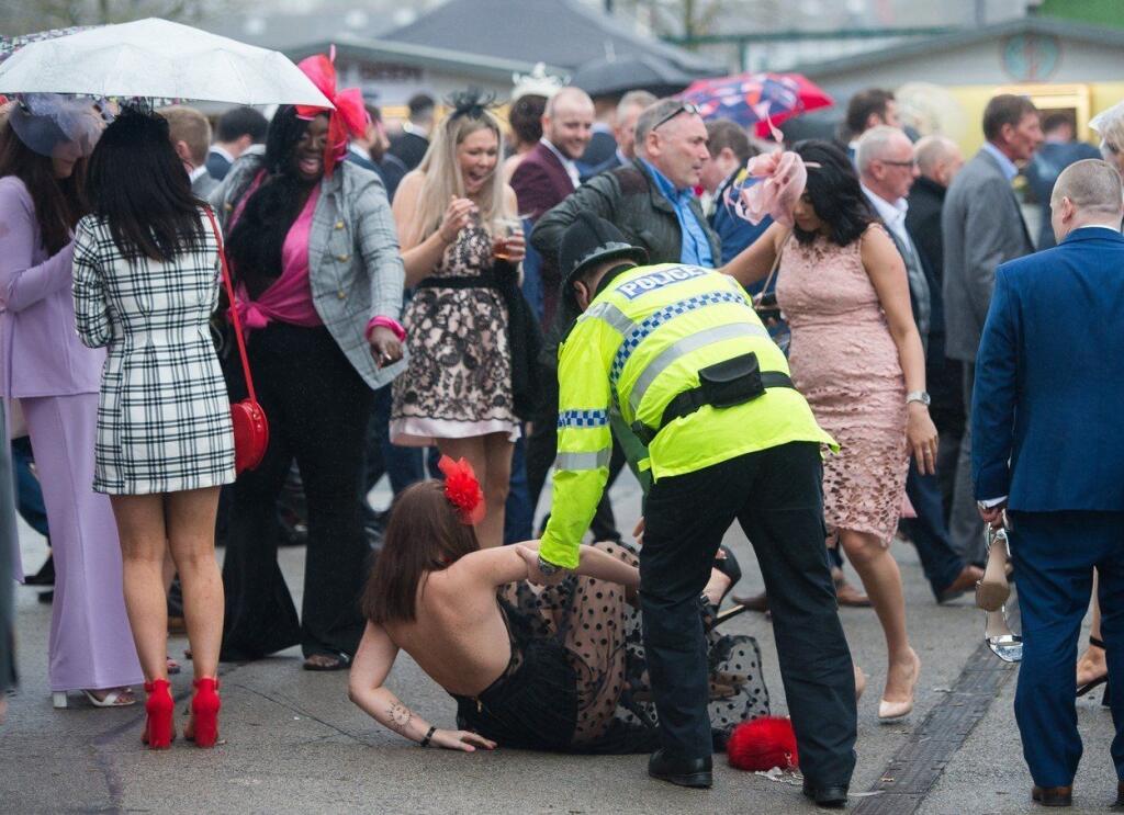 Odpálili to vo veľkom štýle! Najznámejší skokanský dostih planéty na hipodróme Aintree v anglickom Liverpoole nie je príležitosťou pre kone a džokejov stať sa nesmrteľnými, ale aj pre fanúšičky vyhodiť si z kopýtka a stať sa neslávne slávnymi. Dámy vo veľkých klobúkoch a až s vulgárnymi výstrihmi to často preženú a končia na mól ožraté po celom areáli pretekov.