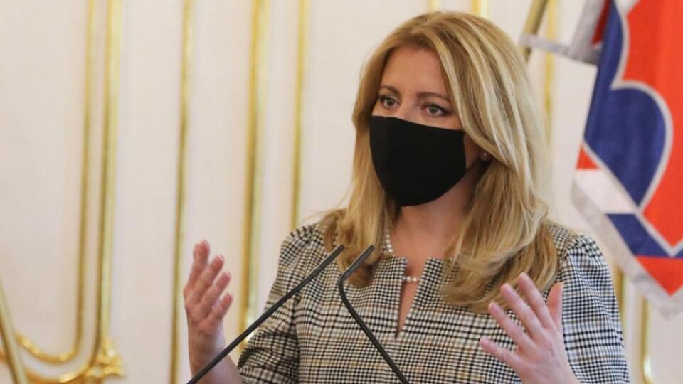 Prezidentka Zuzana Čaputová v sivých šatách.