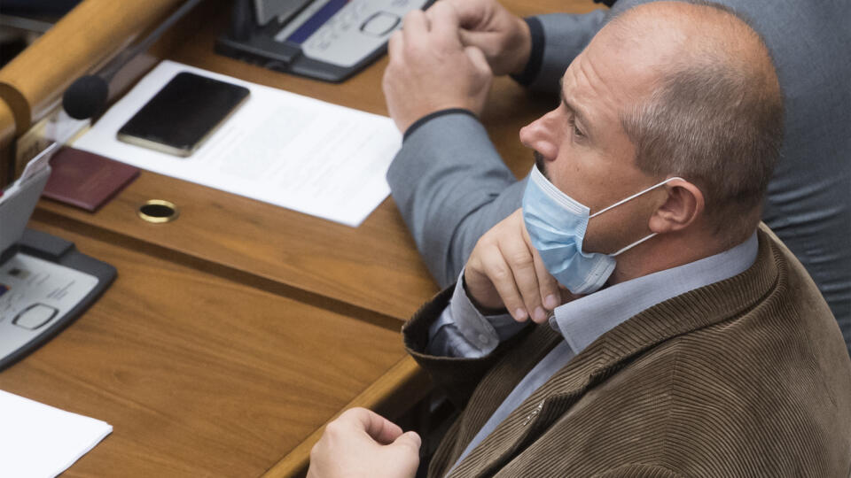 Na snímke poslanec Národnej rady SR Marián Kotleba (ĽSNS) si nasadil ochranné rúško po tom, ako ho vyzval predseda parlamentu Boris Kollár počas 12. schôdze Národnej rady SR v Bratislave 16. septembra 2020.