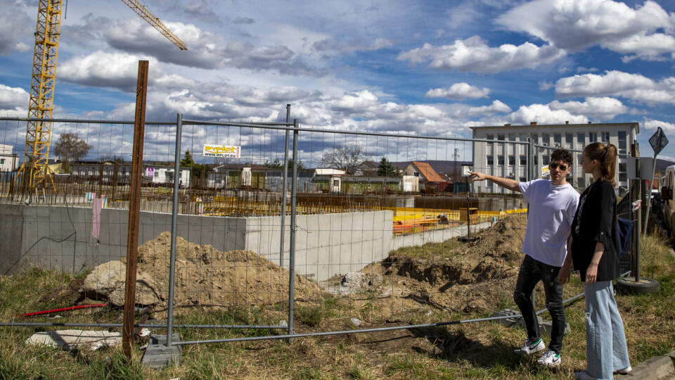 NOEMIS bytový dom, ktorý stavia developer vypovedal zmluvy s ľudmi, ktorí zaplatili zálohy a argumentuje zvýšenými cenami kôli vojne na Ukrajine. Na snímke je Martin Pleva a Viktória Pokorná. 