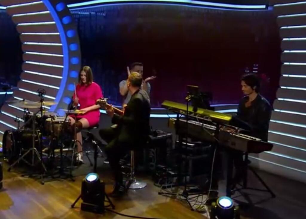 Petra Vlhová ukázala aj svoje mimolyžiarske schopnosti, keď predviedla, ako jej to ide s hrou na bicích.