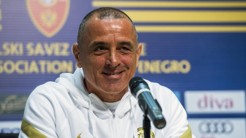Na snímke tréner slovenskej futbalovej reprezentácie Francesco Calzona počas tlačovej konferencie pred štvrtkovým prípravným zápasom Čierna Hora - Slovensko v čiernohorskej Podgorici v stredu 16. novembra 2022. FOTO TASR - Jaroslav Novák