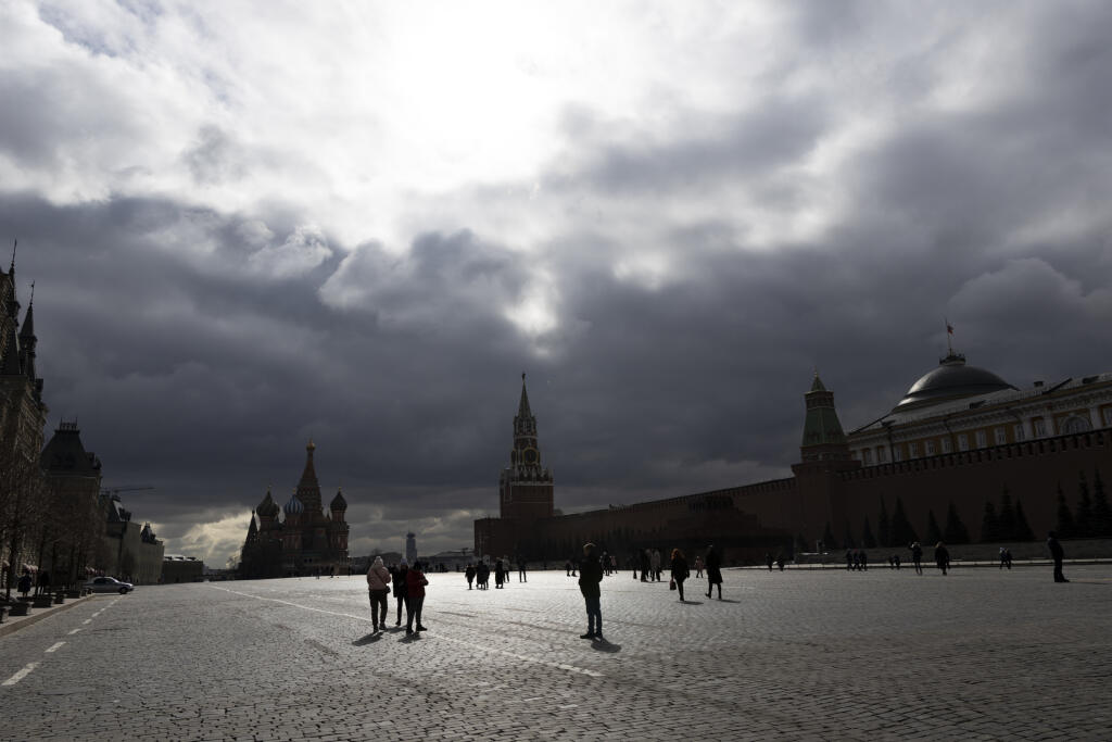 EBE 38 Moskva  Na snímke ľudia sa prechádzajú po Červenom námestí v Moskve v Rusku ráno 23. marca 2021. Ranná teplota v Moskve bola okolo 0 stupňov Celzia. FOTO TASR/AP
Pedestrians walk in the morning sun in Red Square with St. Basil's Cathedral, left, the Spasskaya Tower and the Kremlin in the background in Moscow, Russia, Tuesday, March 23, 2021. The morning temperature in Moscow was around 0 degrees Celsius (32 degrees Fahrenheit). (AP Photo/Alexander Zemlianichenko)