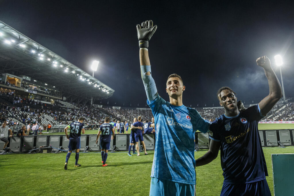 Hráči Slovana Dominik Greif a Myenty Abena sa radujú z postupu do skupinovej fázy po skončení odvetného zápasu playoff Európskej ligy medzi ŠK Slovan Bratislava a Paok FC.