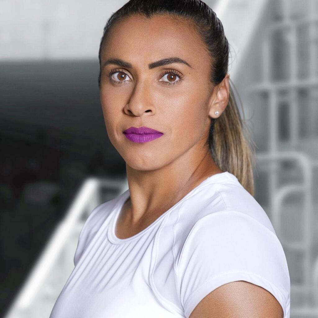 Futbalistka Marta je považovaná za najlepšiu v histórii a teraz sa bude vydávať za spoluhráčku.