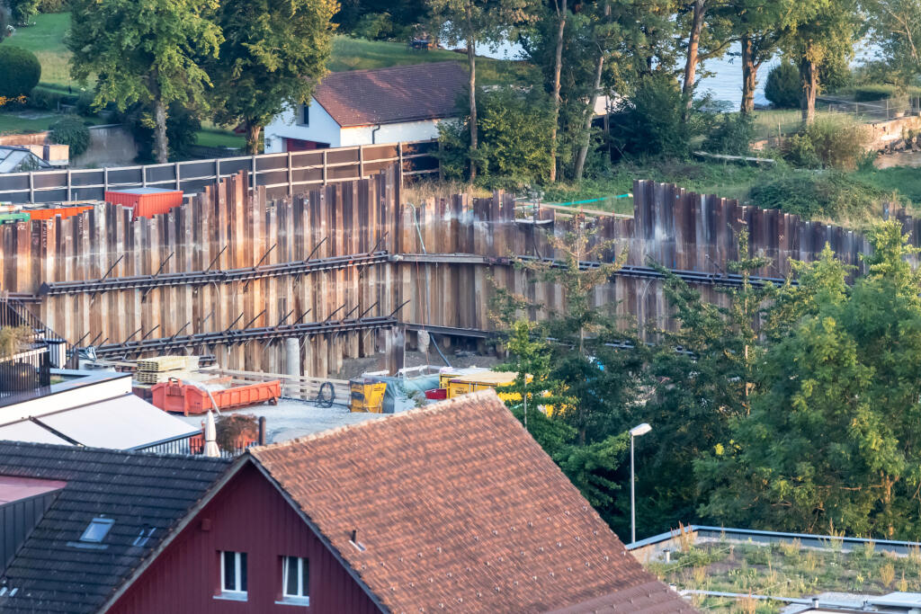 Teraz nechal Roger rodine postaviť novú vilu, a to v dedine Rapperswil-Jona. Na nové hniezdočko si však Federerovci budú musieť počkať. Pozemok sme navštívili osobne, takto prebiehajú práce.