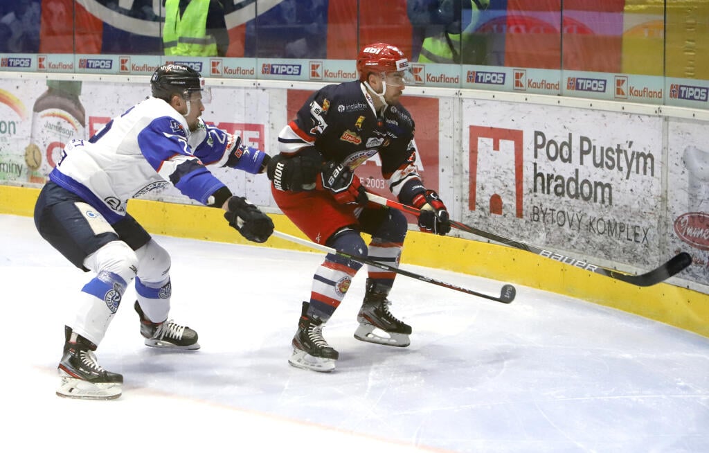 Na snímke zľava Marek Hudec (Poprad) a Allan McPherson (Zvolen) v piatom zápase finále Kaufland Play off Tipos extraligy v hokeji HKM Zvolen - HK Poprad vo Zvolene 6. mája 2021. FOTO TASR - Ján Krošlák