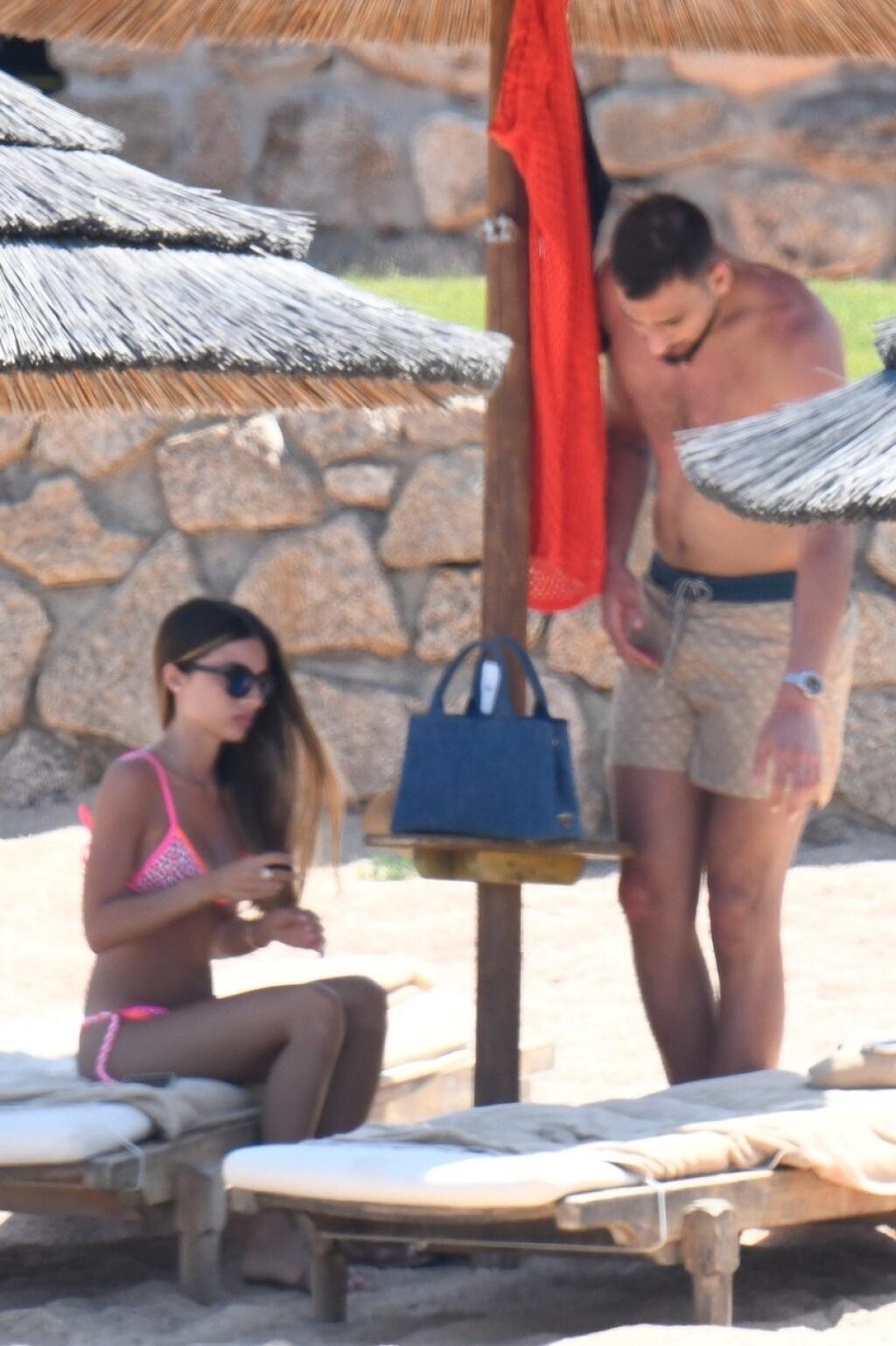Donnarumma si užíva na dovolenke na Sardínii, spoločnosť mu robí sexi priateľka Alessia.