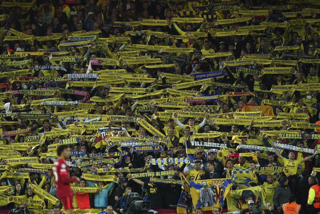 Fanúšikovia Villarrealu skandujú počas 1. zápasu semifinále Ligy majstrov FC Liverpool - Villarreal CF v Liverpoole 27. apríla 2022.
