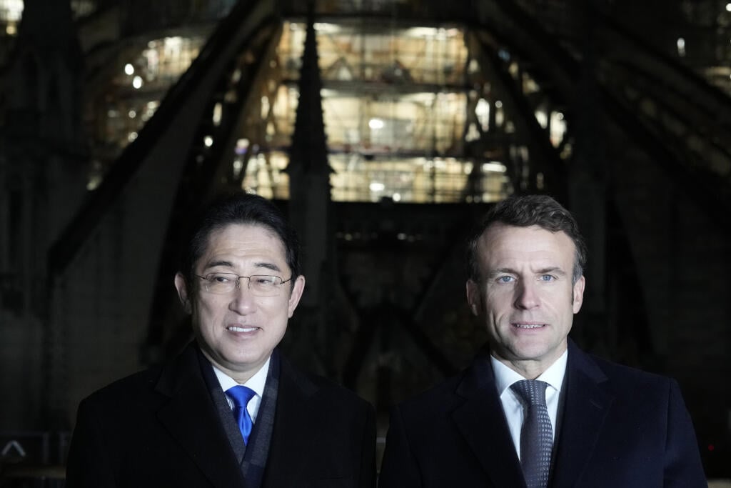 Francúzsky prezident Emmanuel Macron (vpravo) a japonský premiér Fumio Kišida počas návštevy parížskej katedrály Notre-Dame, ktorá je v rekonštrukcii po ničivom požiari z 15. apríla 2019, v pondelok 9. januára 2023 v Paríži.  Japonský premiér Fumio Kišida v pondelok začal svoju cestu po Európe a Severnej Amerike, počas ktorej navštívi Francúzsko, Spojené kráľovstvo, Taliansko, USA a Kanadu.